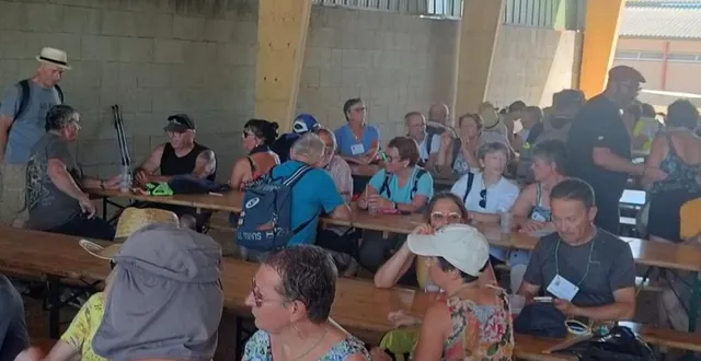 photo  les 350 randonneurs ont apprécié les différentes étapes de cette rando gourmande.  &copy;  le maine libre 