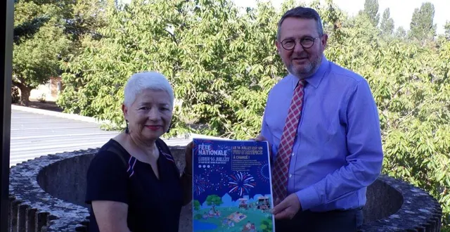 photo  viviane benyakhou et yves-marie hervé présentent les nouveautés lors des festivités du 14 juillet.  &copy;  le maine libre 