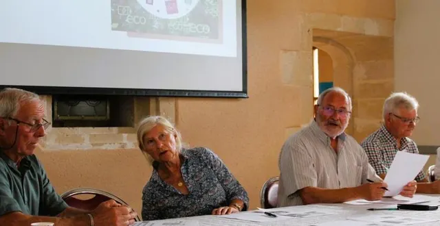 photo  de droite à gauche : arlette marcadé aux côtés des membres du bureau jean-claude dordoigne (vice-président), michel corbin (président), pierre léger (trésorier) et catherine papin (vice-présidente).  &copy;  le maine libre 