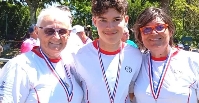 photo  les trois archers médaillés.  &copy;  archers de sillé 