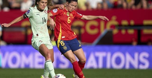 photo au duel, dolores silva (à gauche) et aitana bonmati (à droite), lors du match de ligue des nations entre l’espagne et le portugal © jose manuel alvarez rey / afp