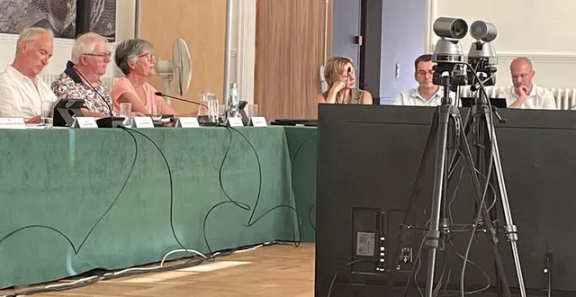 photo  le conseil municipal était filmé pour être transmis en direct pour la première fois, lundi 30 juin 2025. quelques ventilateurs ont tenté de rafraîchir l’atmosphère étouffante.  &copy;  ouest-france 