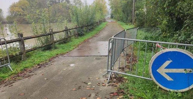 photo  depuis l’effondrement de la chaussée la circulation est totalement interdite. le litige avec le nu-propriétaire de l’étang semble s’enliser.  &copy;  ouest-france 
