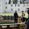 photo stéphane bern à fontevraud-l’abbaye, en avril 2025, lors du tournage de l’émission « le village préféré des français ».