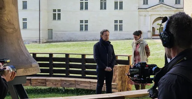 photo  stéphane bern à fontevraud-l’abbaye, en avril 2025, lors du tournage de l’émission « le village préféré des français ».  &copy;  alexandre carré 