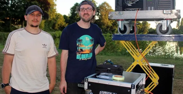 photo  alex auger (à g.) et françois torchet, projectionnistes de ciné 'ambul.  &copy;  le maine libre 