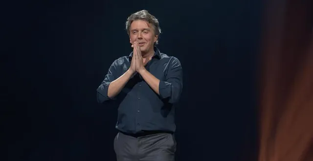 photo  alex vizorek invite le public à rire avec lui… de la mort.  &copy;  © supermouche productions 