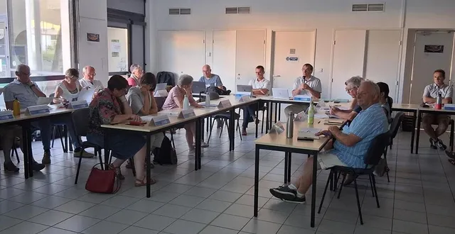 photo  le conseil municipal a voté une motion contre la fermeture d’une classe de terminale au lycée racan.  &copy;  le maine libre 