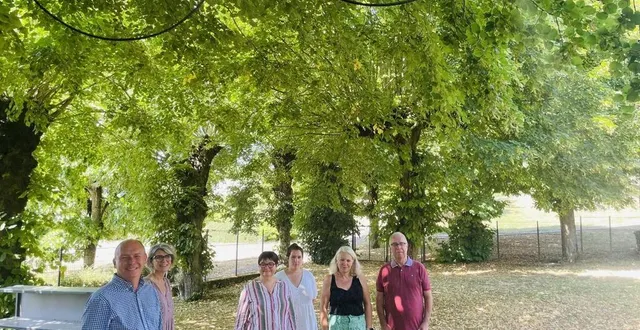photo  frédéric beauchef (à gauche), sandrine plessix (en chemise), gérard evrard (à droite), entourés des enseignantes et de valérie dupont (haut noir), directrice de l’école, testent le brumisateur installé dans la cour de l’école victor-hugo à mamers.   &copy;  le maine libre 