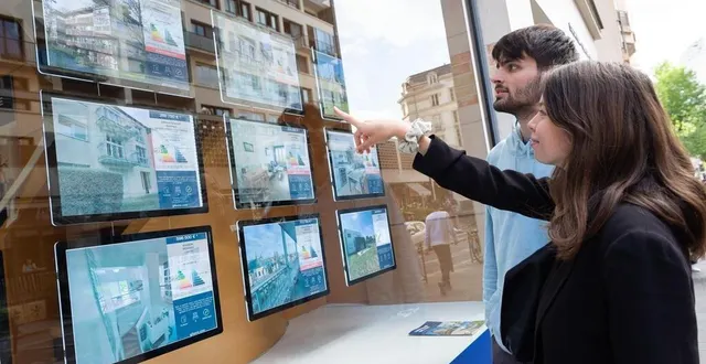 photo  illustration de personnes regardant des annonces de biens à vendre dans une agence immobilière du centre-ville de rennes.  &copy;  mathieu pattier / ouest france 