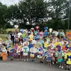 photo dix-neuf associations ont répondu à la demande faite par athis-val-de-rouvre. résultat, un joyeux éventail de maillots désormais installés au rond-point de la route de flers.