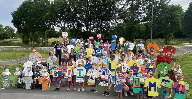 photo  dix-neuf associations ont répondu à la demande faite par athis-val-de-rouvre. résultat, un joyeux éventail de maillots désormais installés au rond-point de la route de flers.  &copy;  ouest-france 