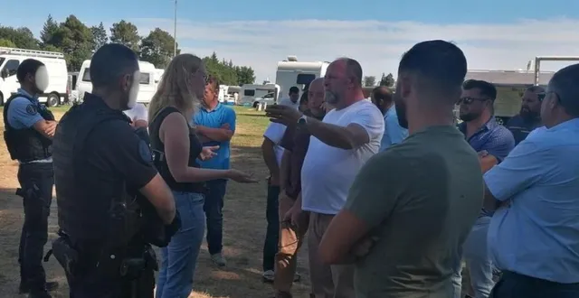 photo  la sous-préfète anne-charlotte bertrand est intervenue auprès des voyageurs installés illégalement près du mans (sarthe).  &copy;  ouest-france 