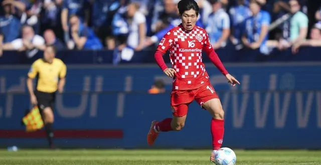 photo  hyun-seok hong, milieu de terrain de mayence, est suivi par le fc nantes.  &copy;  pau barrena, getty images via afp 