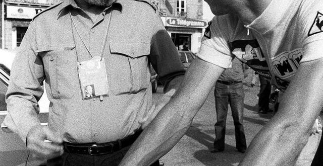 photo le romancier et journaliste français antoine blondin (à gauche) encourage le cycliste australien phil anderson avant le départ de la 8e étape du tour de france, le 11 juillet 1982 à concarneau. passionné du tour de france, qu’il suivit pendant de nombreuses années, antoine blondin rassembla ses chroniques cyclistes dans un ouvrage intitulé