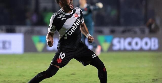 photo dimitri payet, célébrant un but face à santos, le 30 mars 2025. © buda mendes /afp