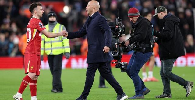 photo diogo jota et arne slot après la rencontre de premier league entre liverpool et fulham, le 14 décembre 2024. © alex livesey / getty images via afp