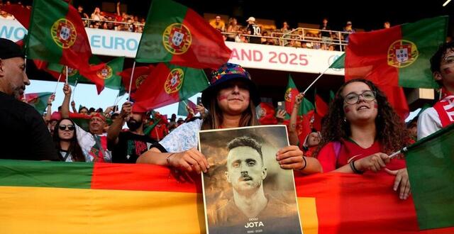 photo des fans du portugal brandissent une photo de diogo jota en hommage au joueur de football portugais, décédé le 3 juillet 2025, avant le match du groupe b de l’euro 2025 féminin entre l’espagne et le portugal. © daniela porcelli / getty images via afp
