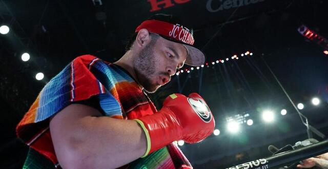 photo julio cesar chavez jr. lors de son entrée pour le combat de boxe face à jake paul, le 28 juin 2025 à anaheim en californie. © patrick t. fallon / afp