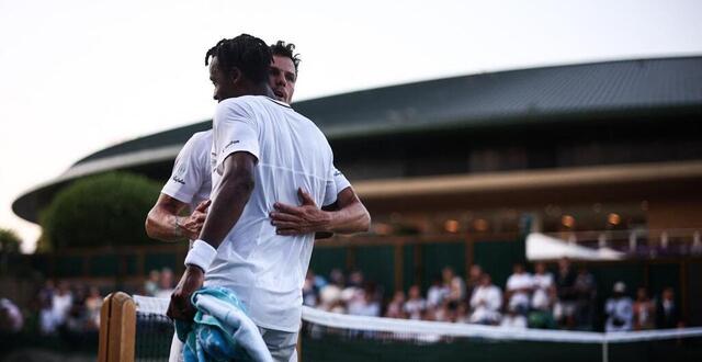photo gaël monfils (de dos) et marton fucsovics (de face) se congratulent, après leur quatrième set haletant, sur le court n°18 © henry nicholls / afp