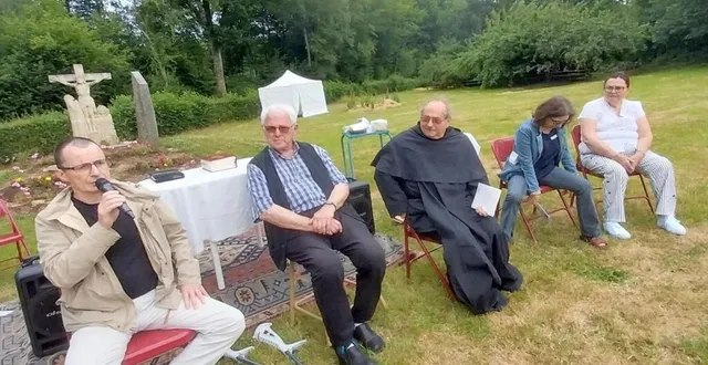 photo  à partir de la gauche, denis atteint d’un lymphome a témoigné de sa rémission, les frères servites, rock andré, de saint ortaire et noël d’orbec. christine a aussi témoigné de sa maladie et annick necfer, secrétaire du prieuré.  &copy;  ouest-france 