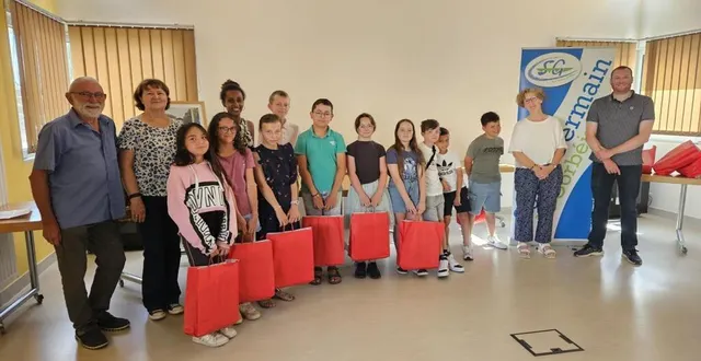 photo  accompagnés d’anne-laure deluen, enseignante, dix élèves de cm2 étaient présents pour se voir offrir leurs fournitures scolaires des mains de catherine rébillon et agnès réto.  &copy;  ouest-france. 