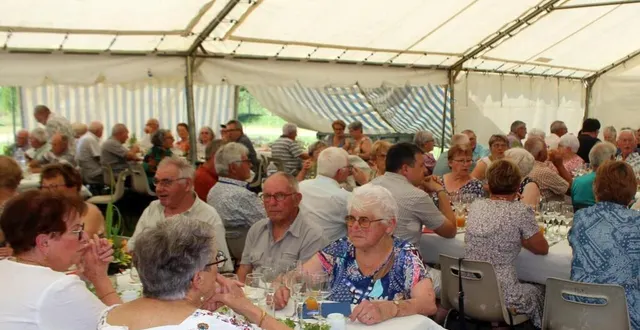 photo  le repas a été servi sous barnum, au plan d’eau.  &copy;  le maine libre 