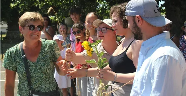 photo  bernadette chapellière a eu droit à une haie d’honneur constituée d’anciens enfants dont elle s’est occupée.  &copy;  le maine libre 