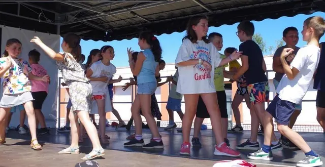 photo  les enfants avaient préparé un spectacle avec leurs enseignants.  &copy;  le maine libre 