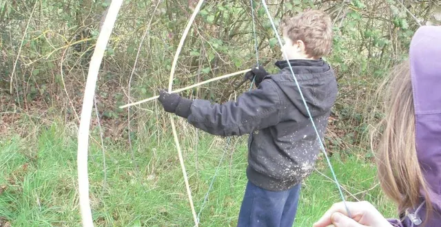 photo  les enfants apprendront à fabriquer arc et flèches avec des éléments de la nature pour tirer sur des cibles.  &copy;  co 