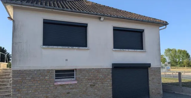 photo  le nouveau local jeunes, situé à proximité de l’école jules-ferry, sera prêt en septembre. c’est thierry chantoiseau, adjoint, qui l’a annoncé, lundi, lors du conseil municipal. il aura été entièrement restauré par le service technique municipal. il lui manque la rampe d’accès  pmr (personnes à mobilité réduite) , bientôt réalisée et installée par ce service.  &copy;  ouest-france 