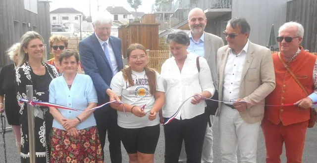 photo  en présence des habitants, les élus ont inauguré 44 logements.  &copy;  ouest-france 