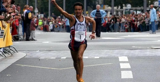 photo  jean-jo brecheteau vainqueur des foulées du tram, à nantes en 2003, à 39 ans. puis au stade du lac de maine, à angers, 25 ans plus tard.  &copy;  michel fraudeau, ouest france 