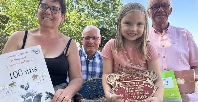 photo  auvers-le-hamon, mercredi 2 juillet 2025. nathalie david, son père michel, sa petite-fille ynnaya, et jean-claude giteau heureux de fêter le centième anniversaire de leur comice ce samedi.  &copy;  le maine libre 