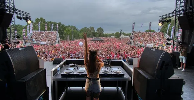 photo  près de 30 000 personnes étaient présentes l’an passé pour le nrj music tour à trélazé.  &copy;   archives - arnaud gaudin 