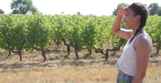 photo  clémence métou, organisatrice et initiatrice du festival, en visite sur les lieux où il se tiendra les 23 et 24 août 2025, dans les vignes de saint-lambert-du-lattay.  &copy;  ouest-france 