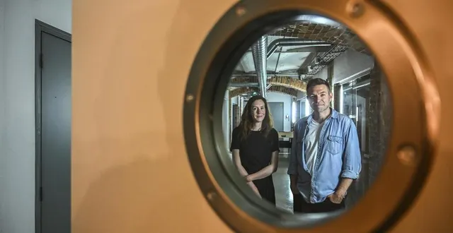 photo  le mans, le 18 juin 2025. hortense girard (chargée d’accueil des tournages) et julien sénéchal (coprésident de l’association de la cité du film) disent au revoir aux locaux de la rue chanzy.  &copy;  le maine libre - denis lambert 