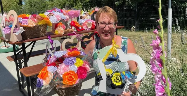 photo  véronique dubois, après avoir travaillé plus de vingt ans à l’usine, se lance à son compte comme créatrice de compositions florales artificielles à crosmières (ici en juin 2025).  &copy;  le maine libre – louis gohin 