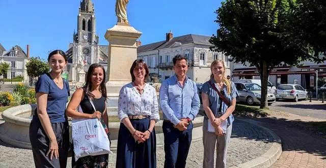 photo  les trois enquêtrices, maryam rharmili, faten brahim et maud ondet, du bureau d’études citadia, avec sylvain chopineaux, chargé de mission « petites villes de demain » et nathalie jarossay, adjointe au maire de mayet.   &copy;  le maine libre 
