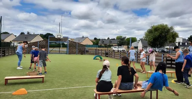 photo  reliés par les chevilles, les enfants par groupes de trois, doivent franchir des obstacles ensemble en communiquant entre eux pour arriver au bout du parcours sans tomber.  &copy;  ouest-france 