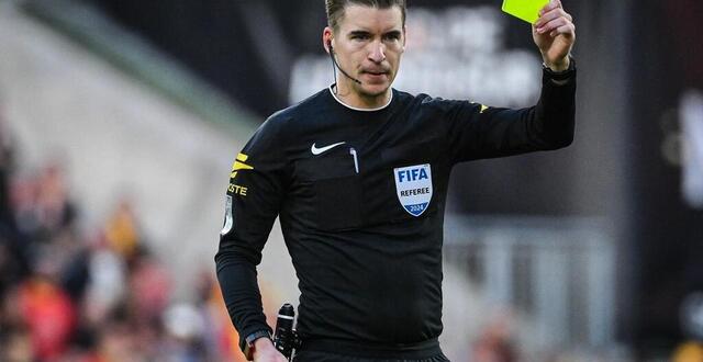 photo lors de la rencontre de ligue 1 entre le rc lens et l’ogc nice, l’arbitre françois letexier délivre un carton jaune à l’un des acteurs de la rencontre © matthieu mirville / afp