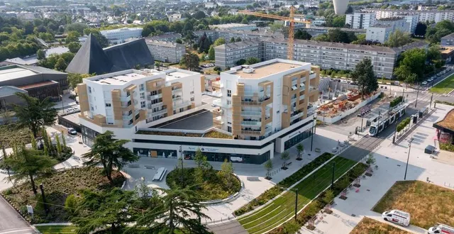 photo  angers, 9 juin 2025. deux résidences, abritant 85 appartements neufs, ont déjà été livrées au nord de la nouvelle place de l’europe, avec des commerces au rez-de-chaussée. près d’une centaine de logements supplémentaires seront terminés d’ici l’été 2026.  &copy;  josselin clair 