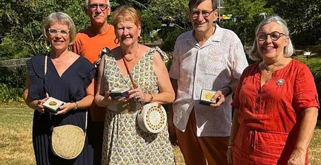 photo  de gauche à droite : nadège blon, yves colliot, le maire, sylvie ouzin, patrick perroches et nicole dubré-chirat.  &copy;  ouest-france 