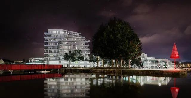 photo  le « 101e clocher » du studio 5.5, sur la presqu’île, en forme de balise rouge, marque l’entrée maritime de la ville de caen (calvados).  &copy;  studio 5•5 