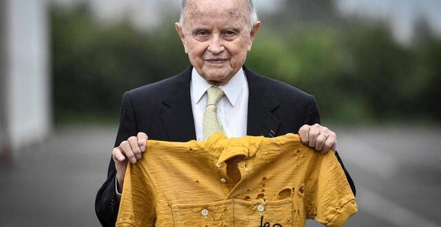 photo jacques marinelli avec son maillot jaune en 2019, 60 ans après l’avoir porté en course en 1949. © afp