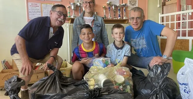 photo  deux élèves et une enseignante de l’école anne-frank avec les bénévoles des bouchons d’amour, ce vendredi 4 juillet 2025.  &copy;  ouest-france 
