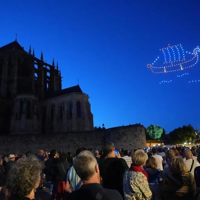 photo les manceaux et mancelles étaient nombreux pour l'ouverture de la saison de la nuit des chimères au mans (sarthe), au-dessus de la cathédrale saint-julien.  ©  ouest-france