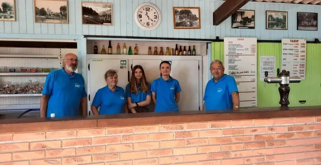 photo  encadrées par pierre, sylvie et michel des bénévoles membres du bureau, tina et louise qui s’occupent du bar.  &copy;  ouest-france 