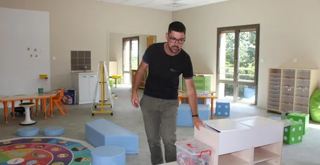 photo  fabien hatte, enseignant en classe de maternelle, explique en quoi le nouveau mobilier va servir son projet pédagogique.  &copy;  ouest-france 