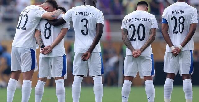 photo rúben neves (n°8) et joão cancelo (n°20) lors de la minute de silence respectée avant le match du mondial des clubs entre fluminense et al hilal, le 4 juillet 2025. © megan briggs / getty images via afp